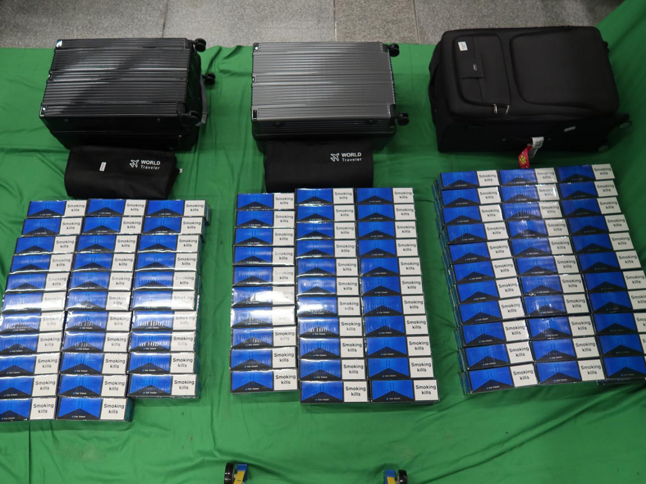 海關昨日檢獲約45000支未完稅香煙，估計市值約18萬6千元。（政府新聞處）