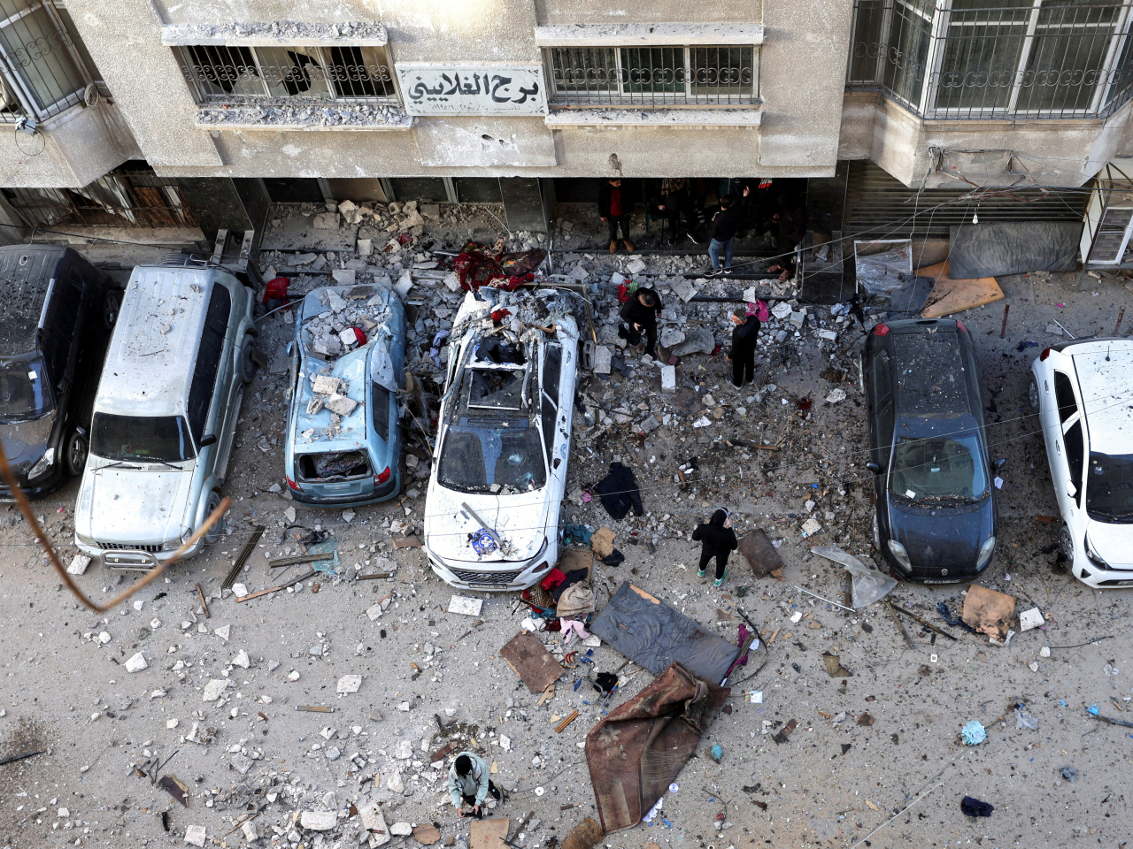 加沙民防部門表示，以色列星期六凌晨空襲加沙多處地點，最少32人喪生。（路透社）