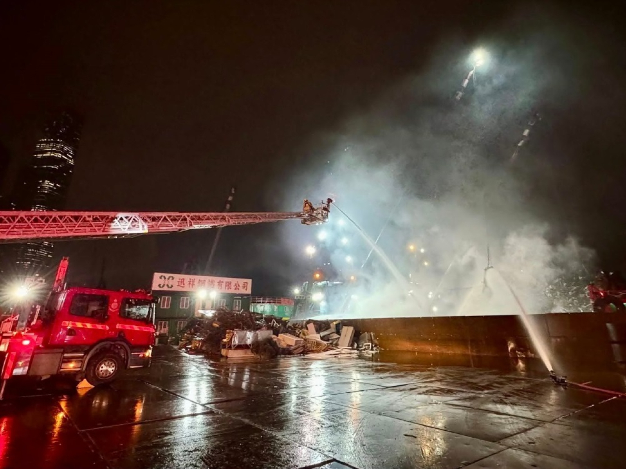 凌晨近4時，新油麻地公眾貨物裝卸區一艘躉船起火，事件中無人受傷。（消防處社交網站圖片）