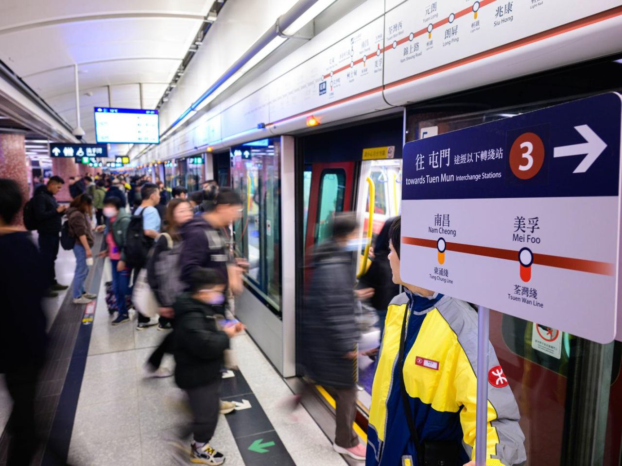 港鐵指加派逾150名職員指引並協助乘客。（港鐵提供）