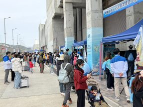 有家長帶同子女參觀，希望子女了解香港食水來源。（鄧鈞尤攝）