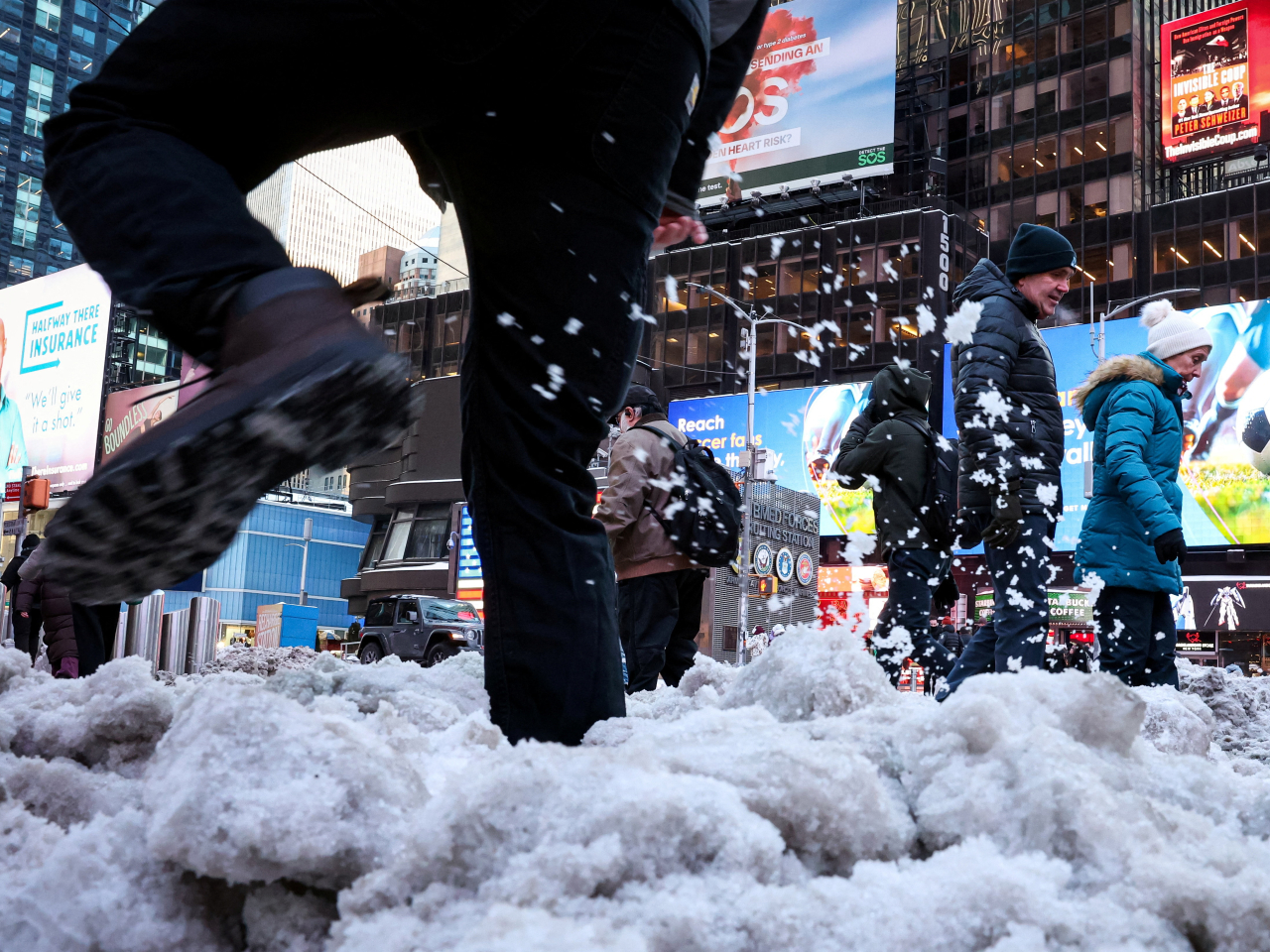 紐約市居民在雪中行走。(路透社資料圖片)
