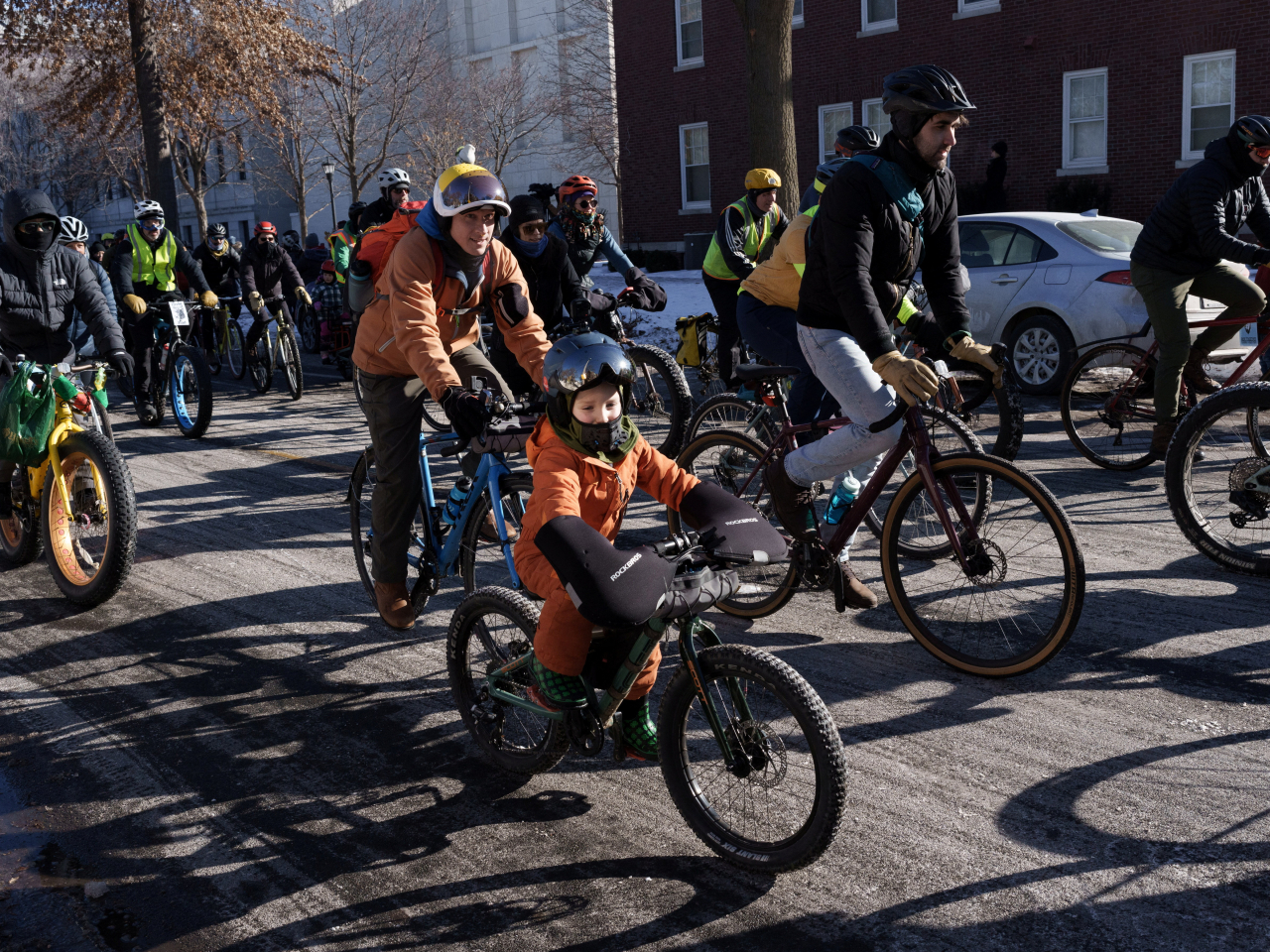明尼阿波利斯市民眾踩單車悼念被聯邦執法人員開槍打死的普雷蒂。(路透社)