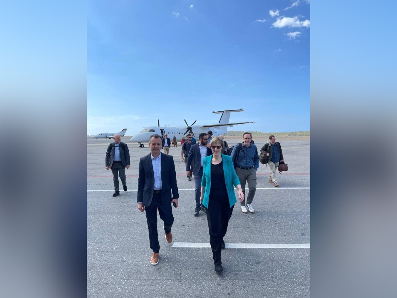 多古（右前）星期六抵達委內瑞拉首都加拉加斯。（路透社）