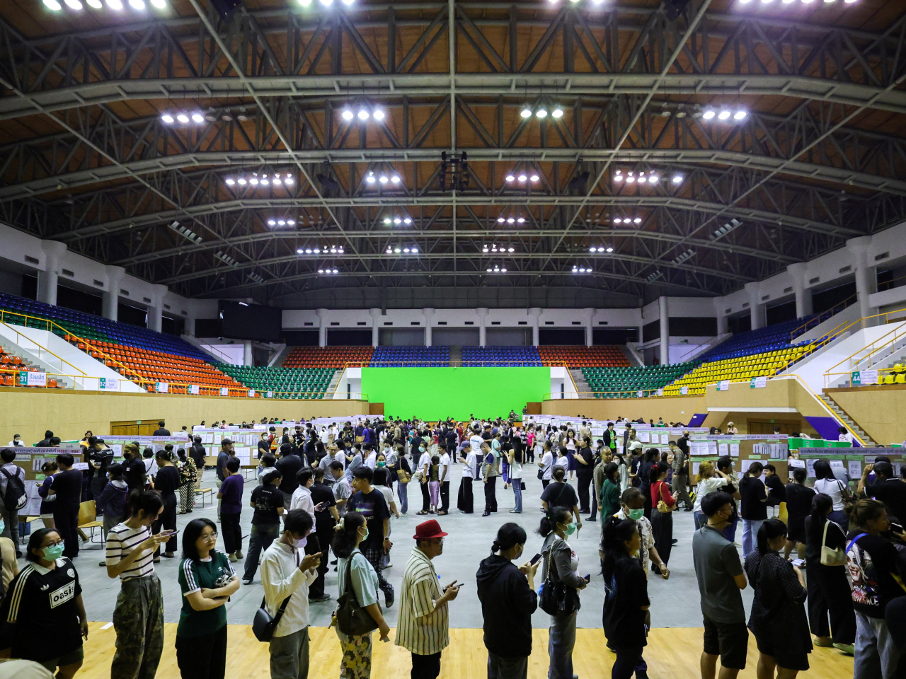 大批選民到票站投票。（路透社）