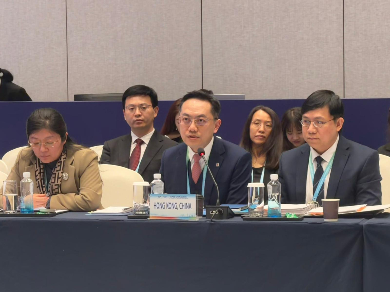 林文健（中）率領衞生署代表團，在廣州出席亞太區經濟合作組織高官會的衞生工作組會議。（政府新聞處）