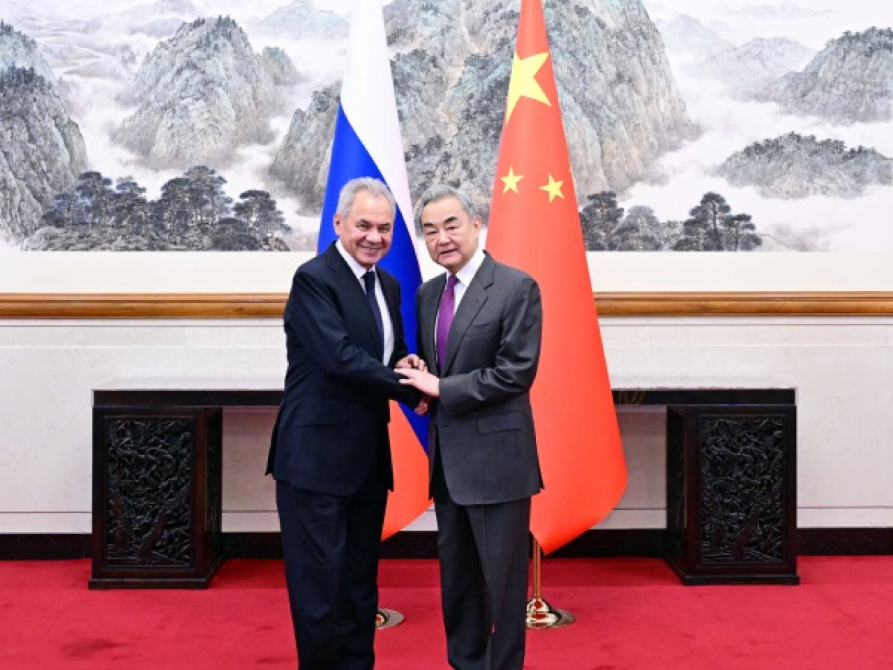 王毅在北京與俄羅斯聯邦安全會議秘書紹伊古會面。（外交部網站圖片）