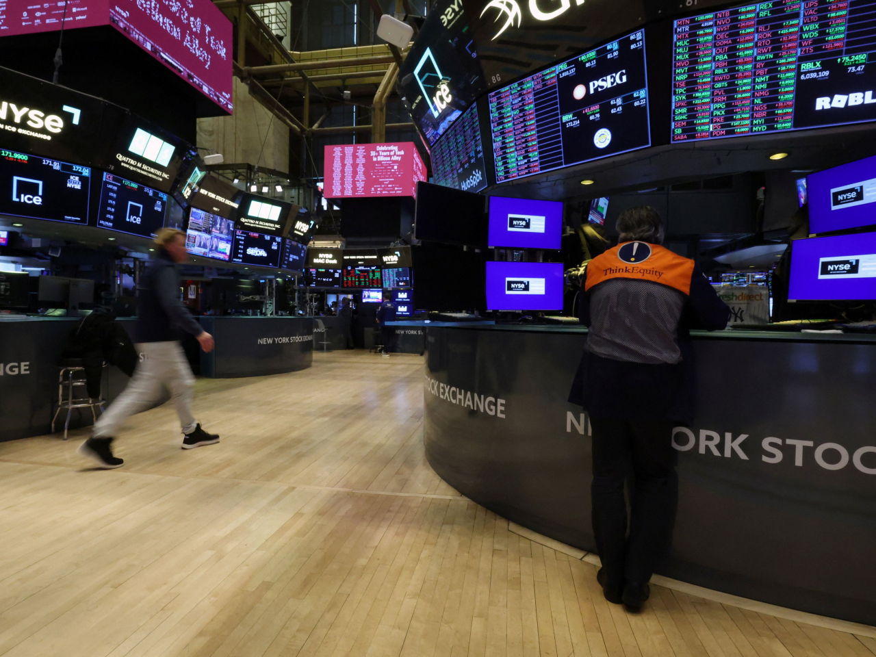 美股本周有多項焦點，包括伊朗局勢發展、金價及銀價會否持續急挫，美國就業及製造業數據等。（路透社資料圖片）