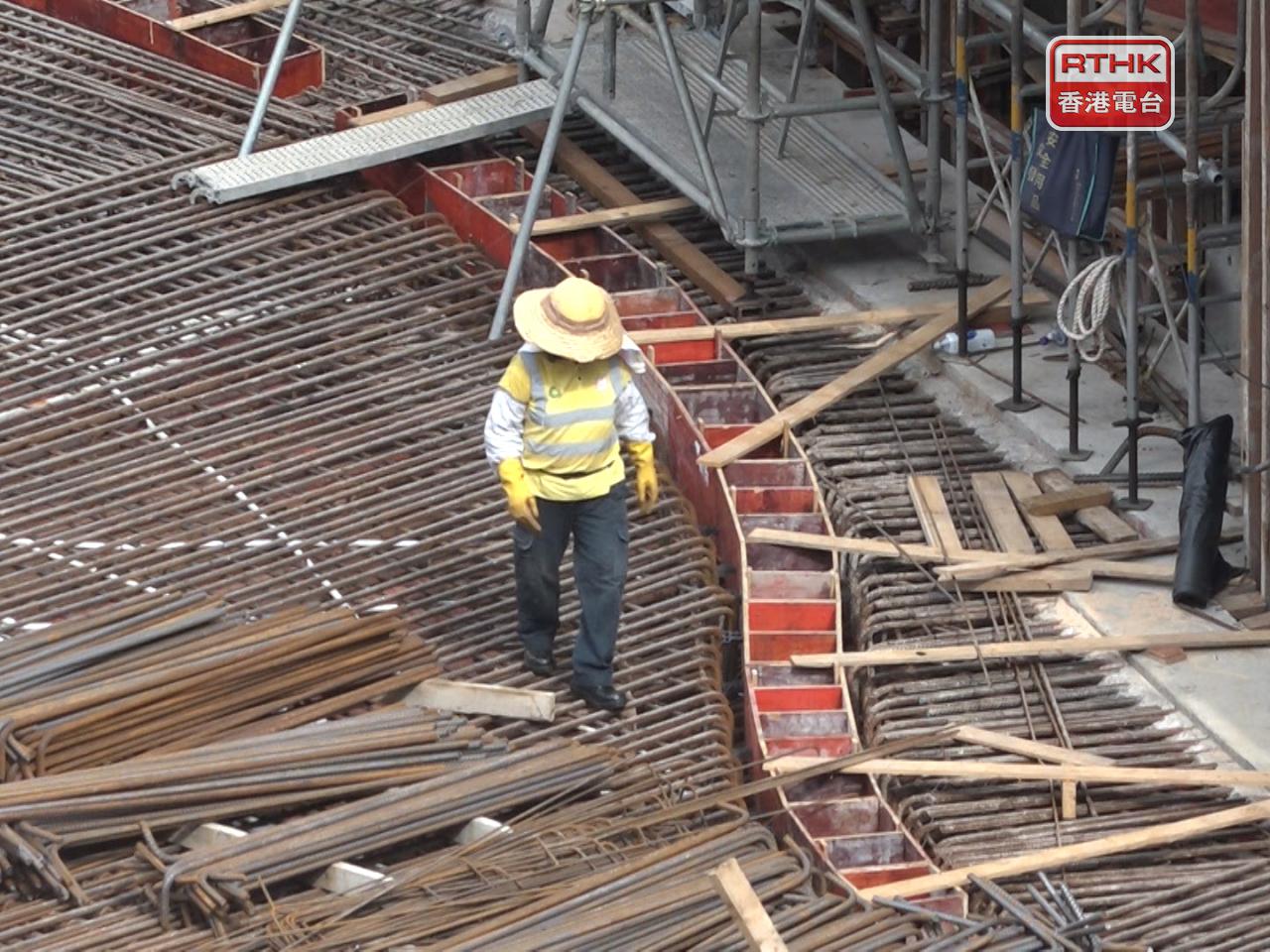 香港建造業總工會早前進行的地盤禁煙問卷調查，發現過半數受訪者支持地盤全面禁煙。(港台圖片)