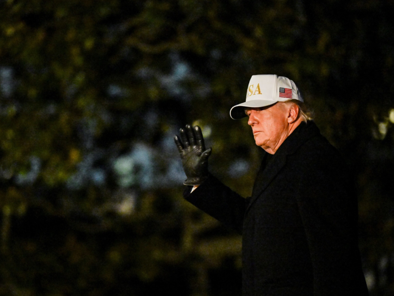 特朗普說如果不關閉場館，施工質素將遠不如預期。（路透社）