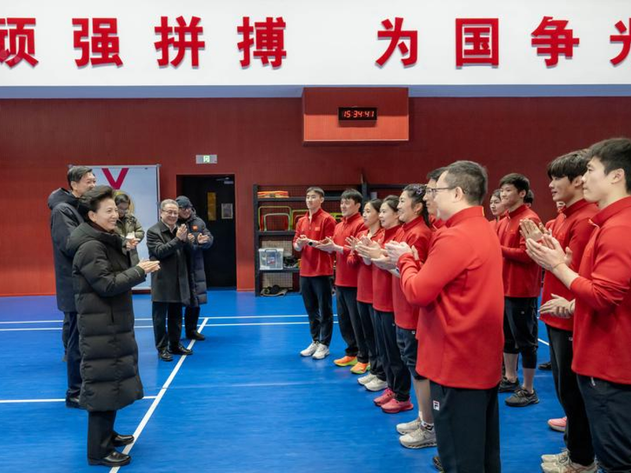諶貽琴去年12月看望慰問運動員、教練員和工作人員。(新華社資料圖片)