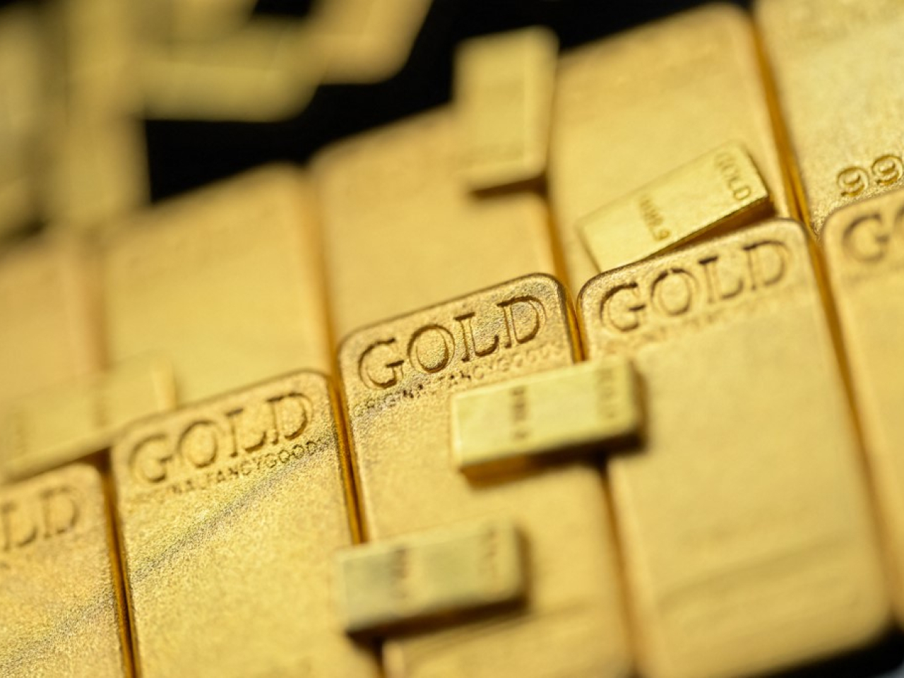 現貨金較早時曾下試每盎司4403美元，創近1個月低位，較早時重上4713美元，跌3.1%。（法新社資料圖片）