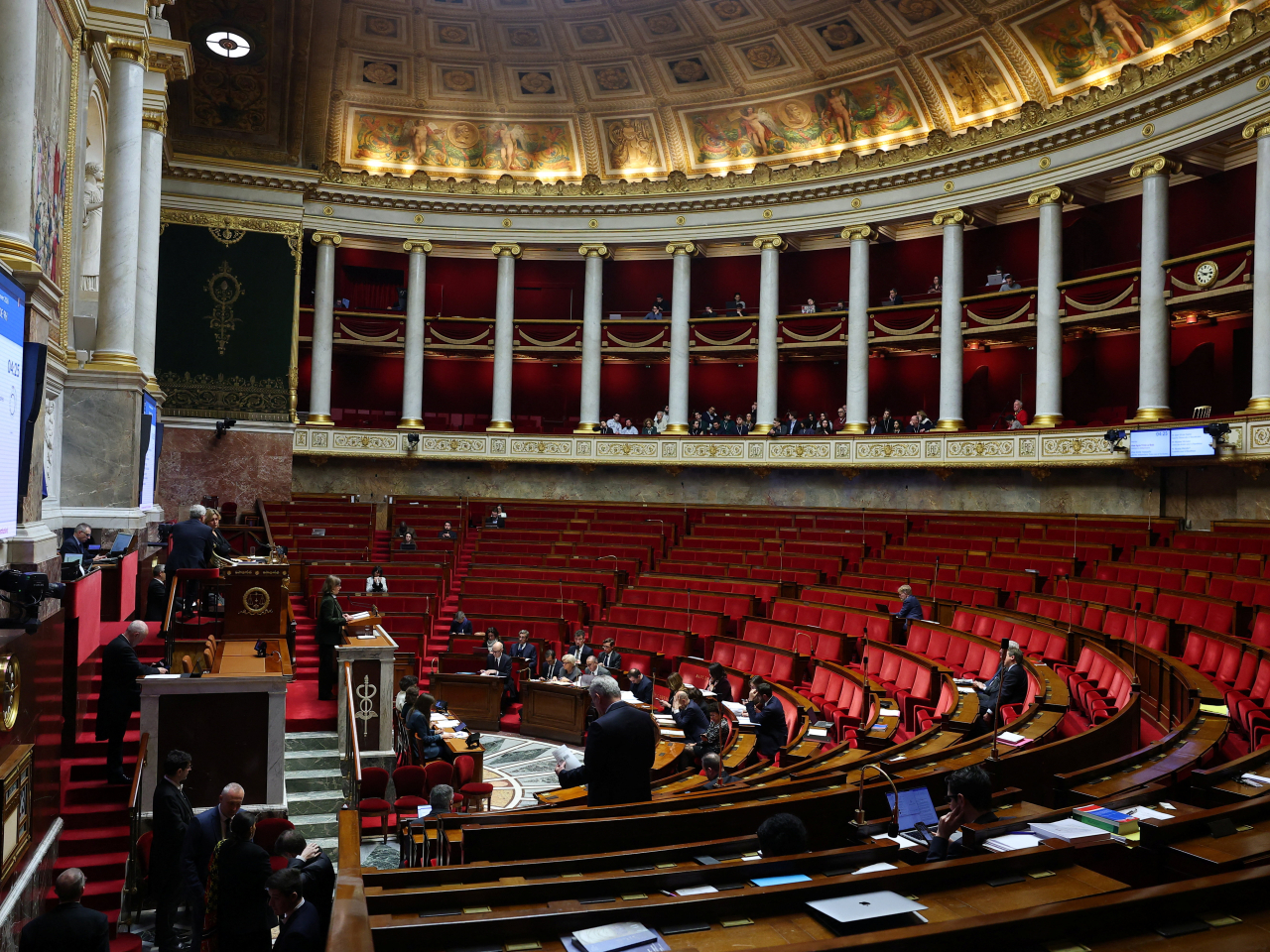 法國國民議會否決兩項不信任動議。（路透社）