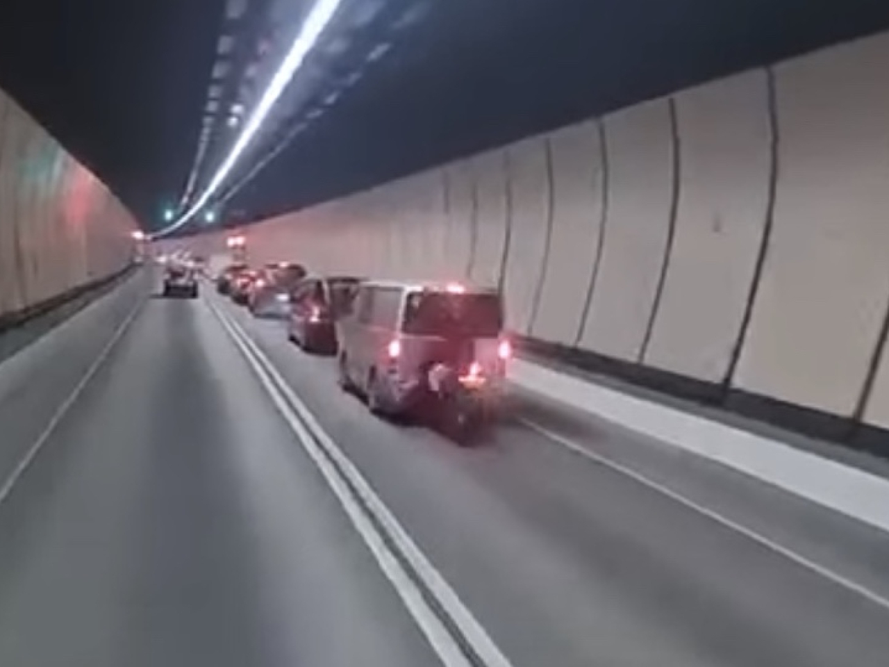 一輛電單車懷疑收掣不及，撞到前方的輕型貨車，司機撞向輕型貨車車尾的玻璃。（網上圖片）