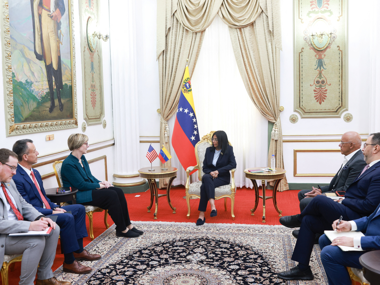 羅德里格斯在總統府會見美國外交使團團長多古。（路透社）