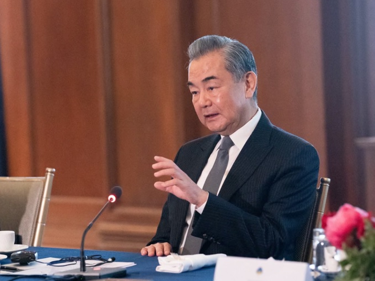 王毅向印尼外長蘇吉約諾致慰問電。（新華社資料圖片）