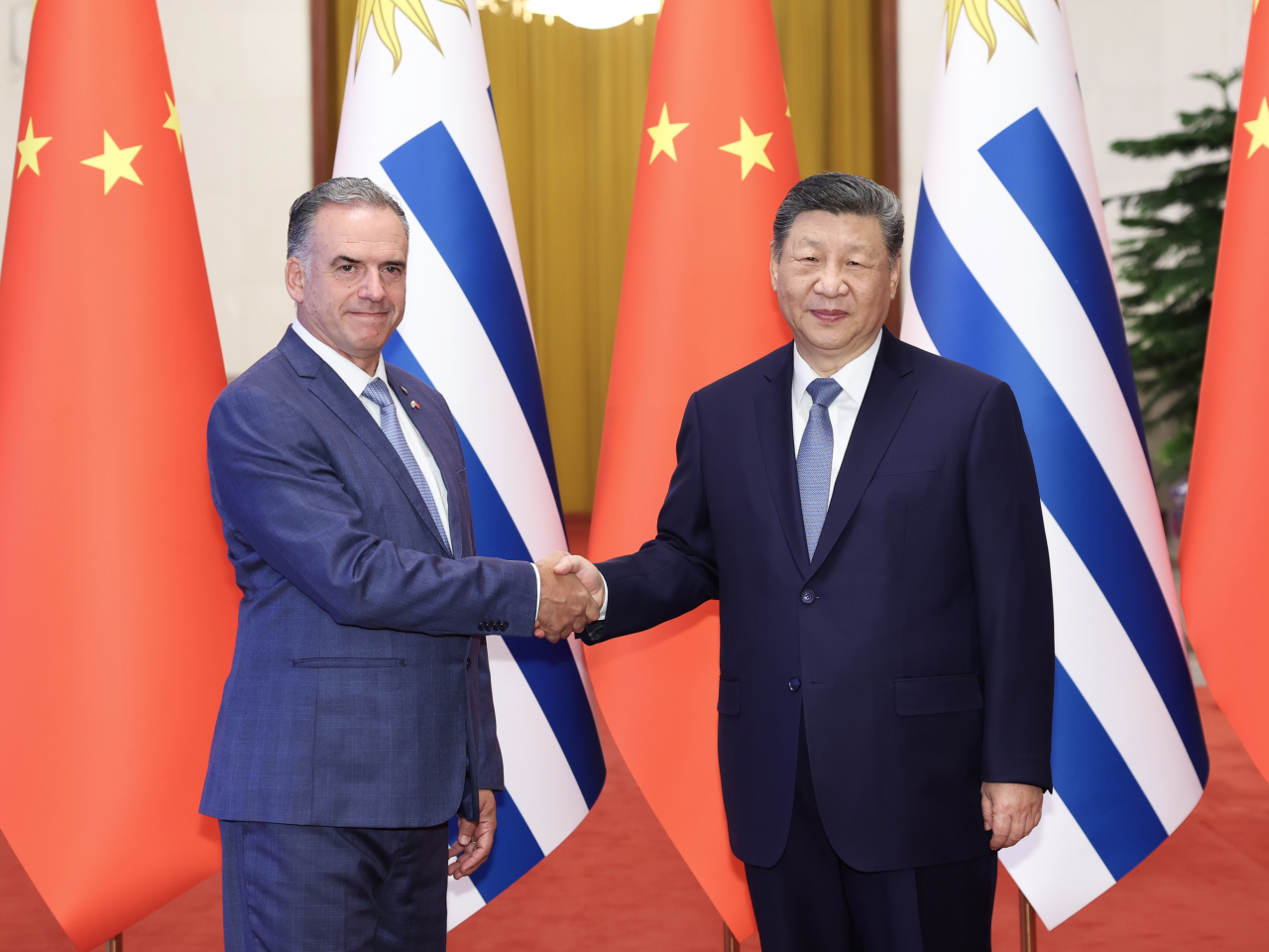 習近平在北京人民大會堂同烏拉圭總統奧爾西舉行會談。（新華社）