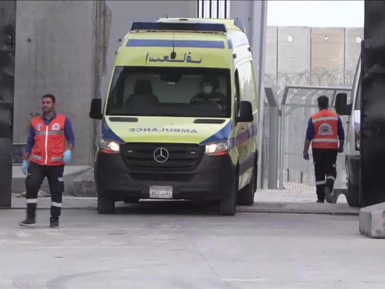 世衛指首批五名患者經拉法口岸轉運至埃及。（路透社）