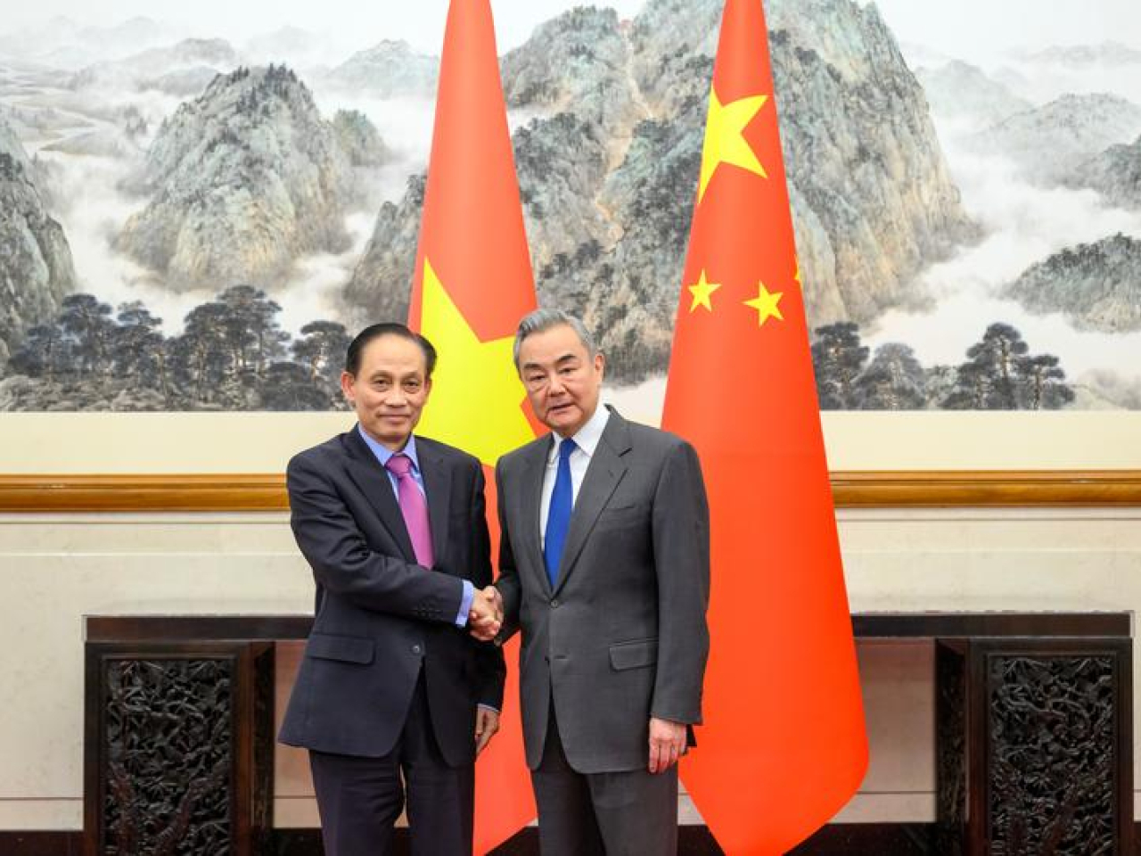 王毅在北京與黎懷忠會面。（新華社）