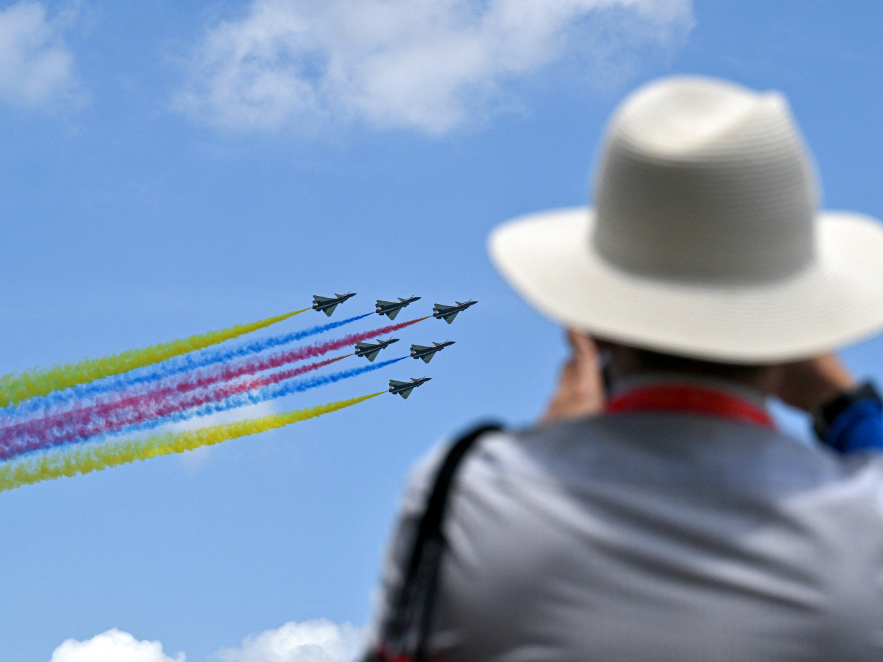 中國空軍八一飛行表演隊應邀參展，並進行飛行表演。（路透社）