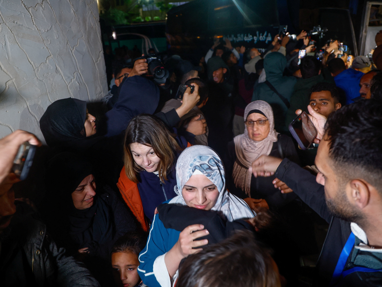 有巴勒斯坦民眾經拉法口岸返回加沙，抵達汗尤尼斯納賽爾醫院。(路透社)