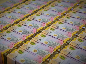 澳洲央行逾兩年來首次加息，澳元兌美元重上0.7以上，高見0.705，升約1.5%。（新華社資料圖片）