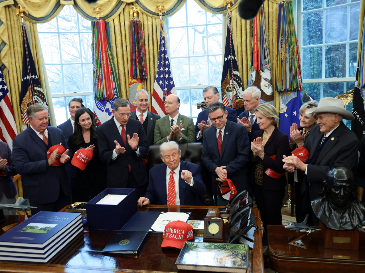 特朗普在白宮簽署法案。（路透社）