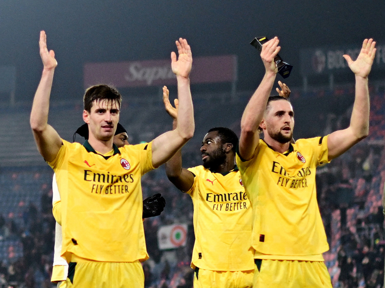 AC米蘭球員在勝出賽事後慶祝。（路透社）