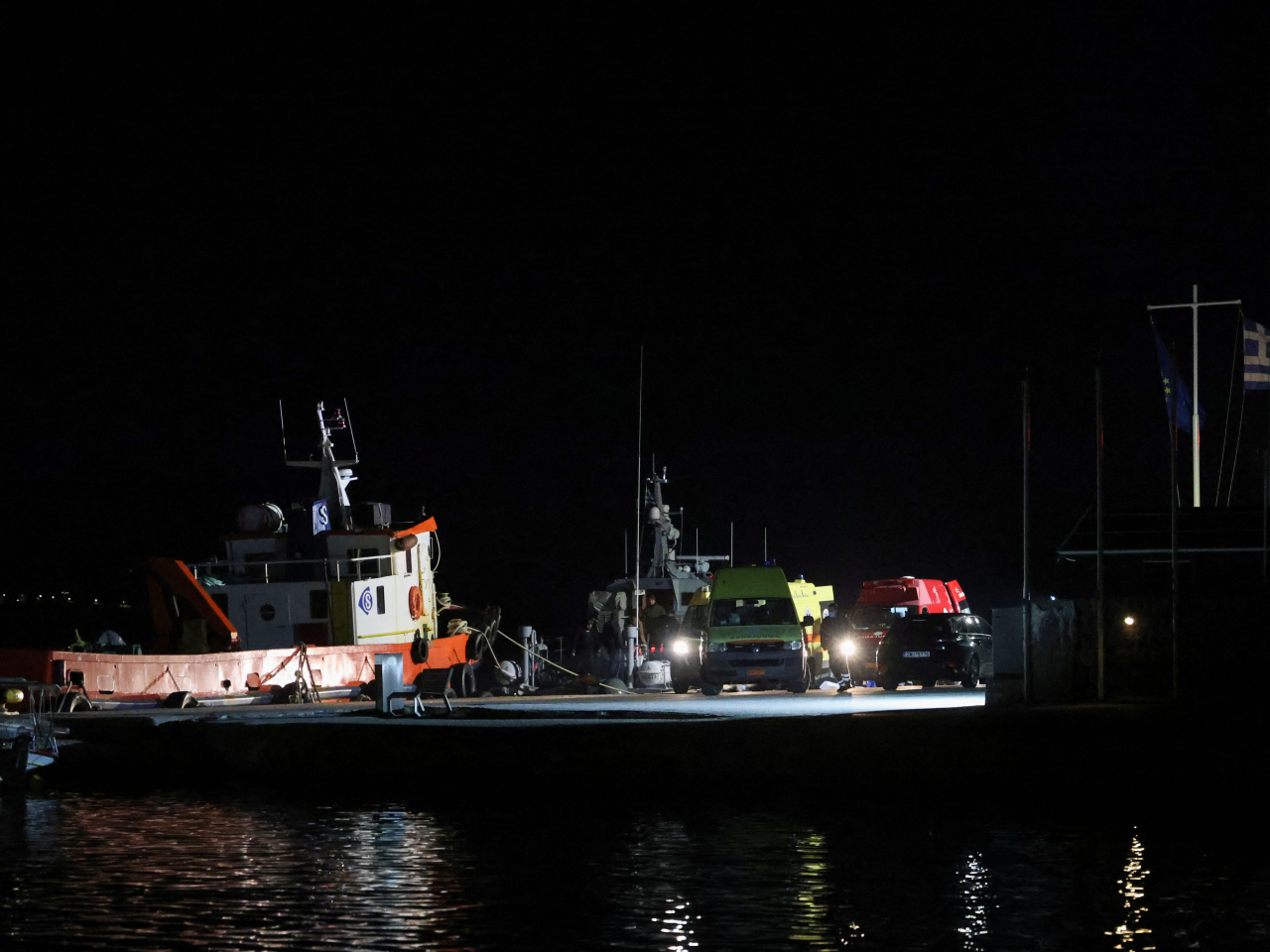 兩艘船相撞後，救援人員在現場一帶展開救援。（路透社）