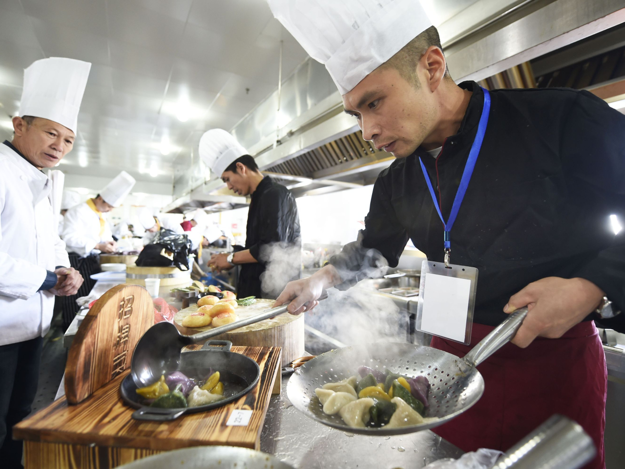 分析指，隨著內地樓市趨向平穩、固定資產投資重新上馬，對2月內地服務業PMI維持擴張感到樂觀。（新華社資料圖片）