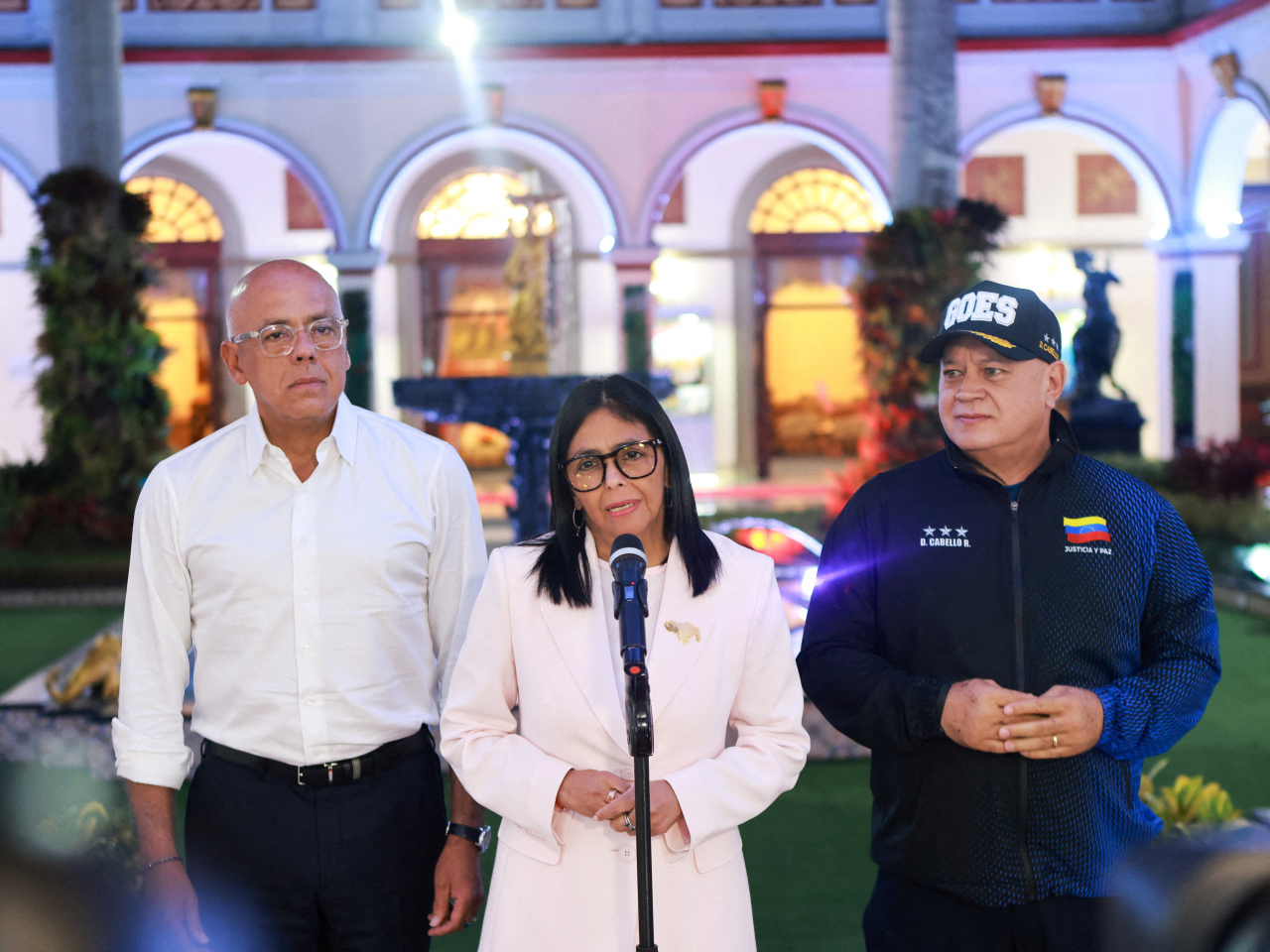 羅德里格斯（中）表示，近日分別與美國總統特朗普及國務卿魯比奧通電話，解決兩國間的分歧。（路透社）