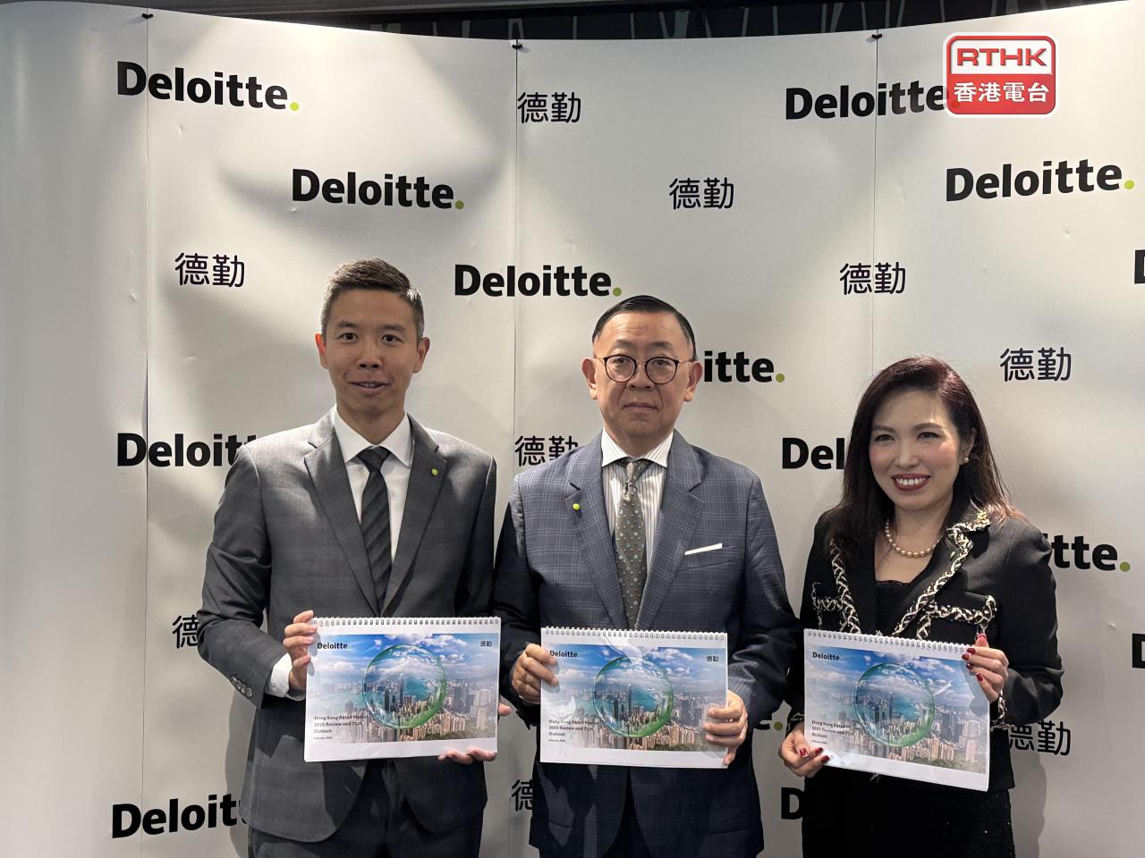 石詠文(右)稱合資格零售企業可考慮在本港設立區域財資中心，募集資金可享利得稅減半。（趙嘉駿攝）