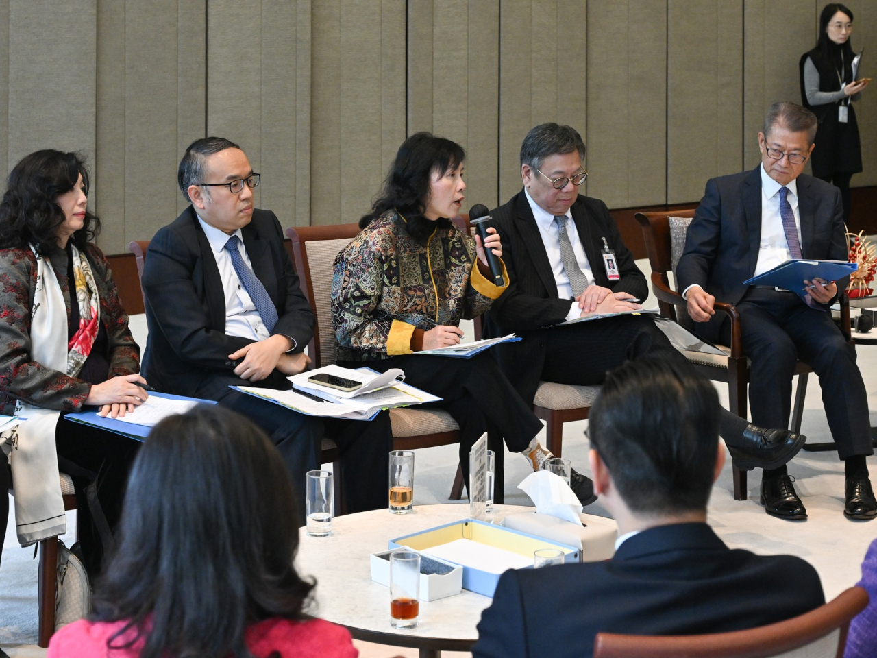 陳美寶表示，在會上與議員就如何促進海運港口業發展深入交流意見。（運物局社交網站）