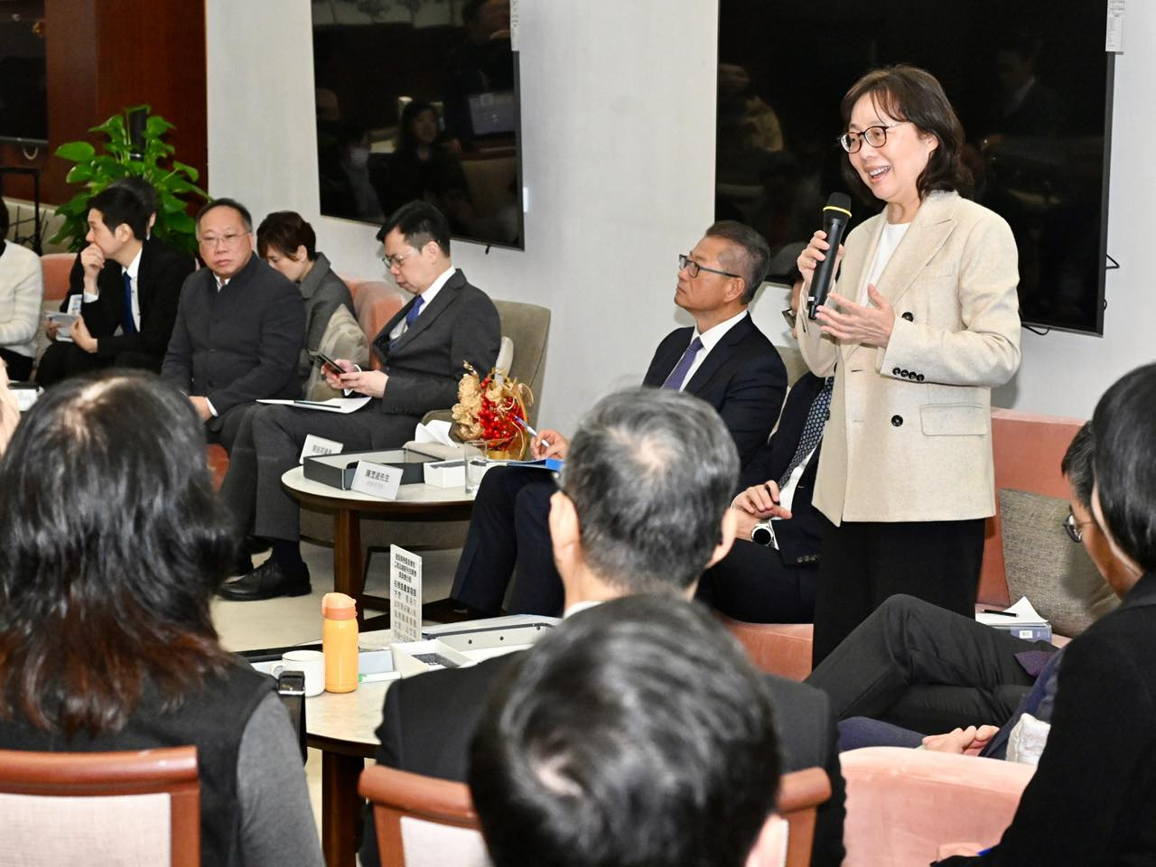 甯漢豪表示，感謝議員積極建言獻策，期望未來保持良性互動，共同為建設更美好香港出一分力。（發展局社交網頁）