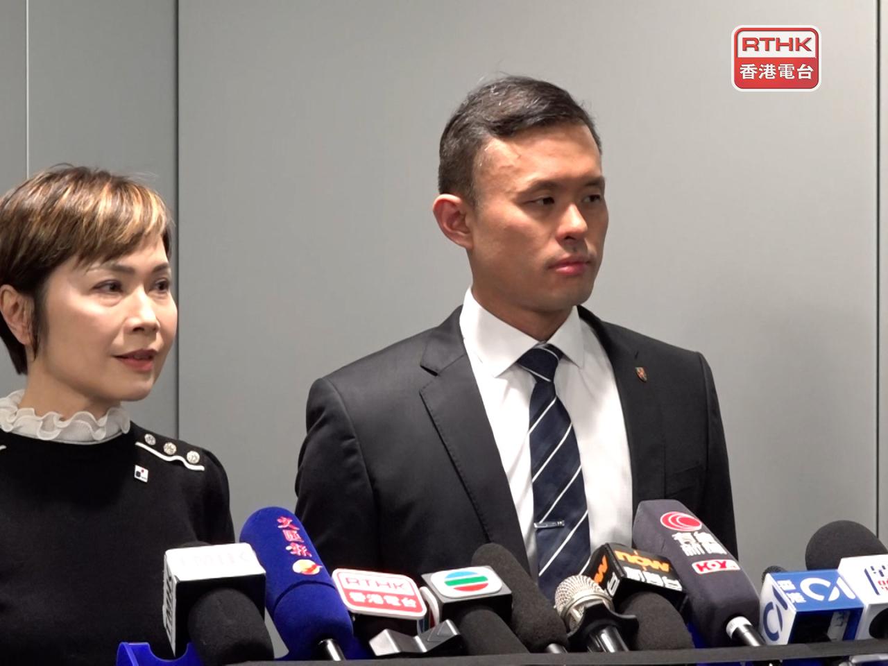 商業罪案調查科警司馮培基（右）表示，正檢視逾100宗可疑交通意外索償個案。香港保險業聯會行政總監劉佩玲（左）說，聯會使用人工智能大數據偵測可疑索償。（施華駿攝）