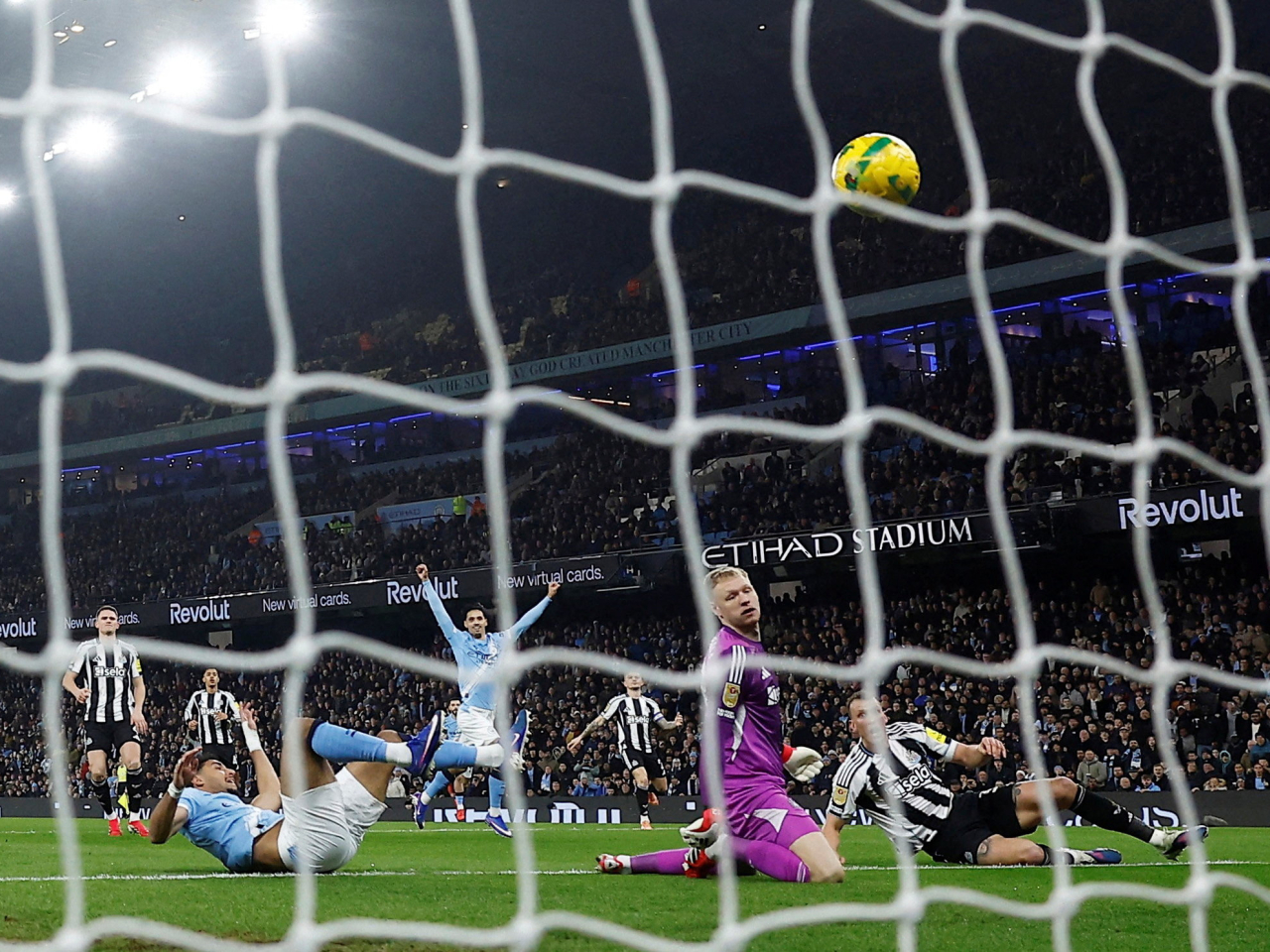 英聯盃四強次回合曼城3:1擊敗紐卡素，兩回合計贏5:1，將與阿仙奴爭標。(路透社)
