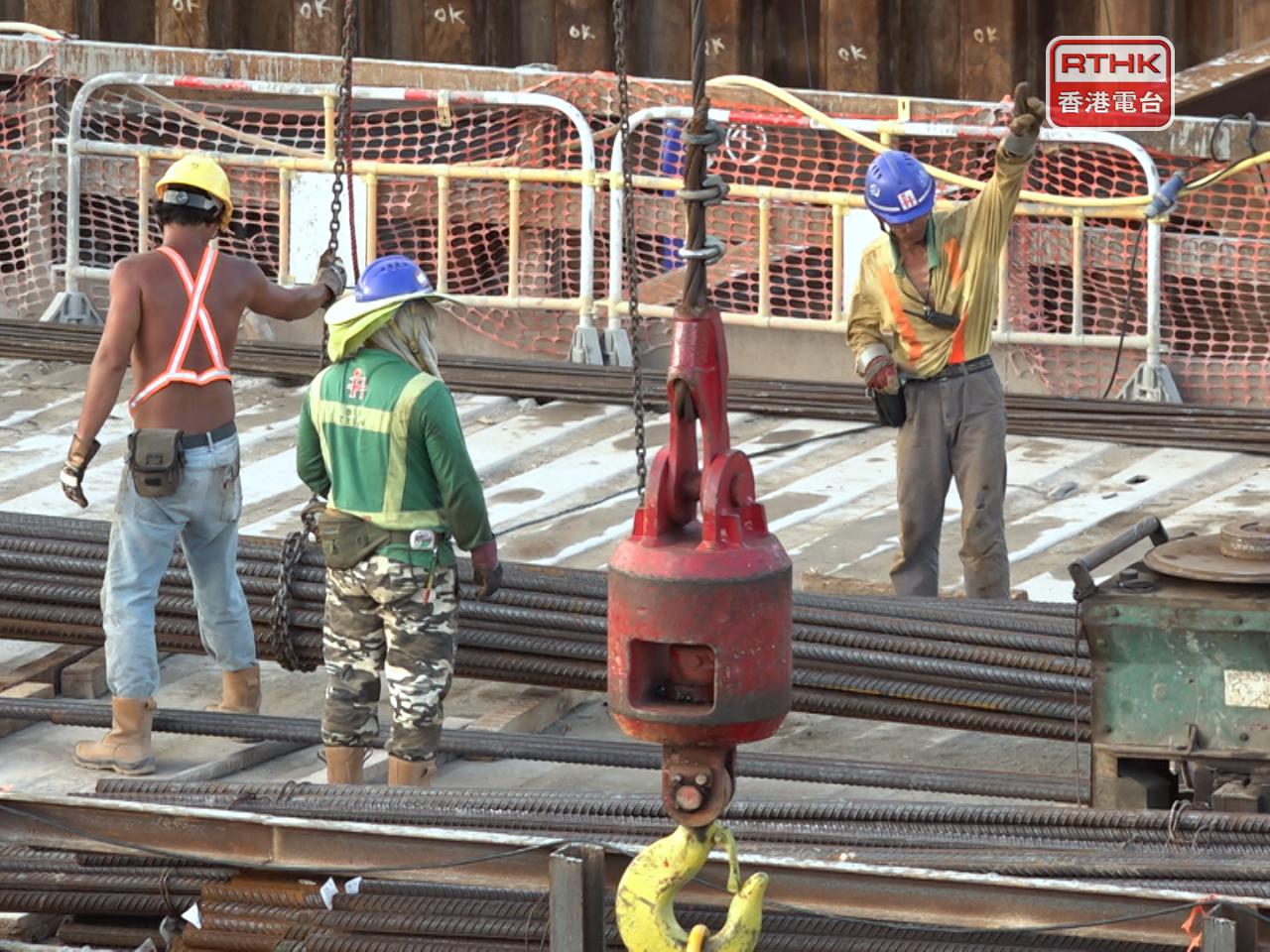 政府計劃在地盤全面禁煙，考慮將罰則改為定額罰款3000元。（港台圖片）