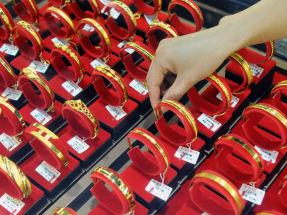 中國黃金協會：去年內地黃金消費量逾950噸，按年跌約3.6%，連跌兩年，金條及金幣消費量首次超越黃金首飾。（新華社資料圖片）