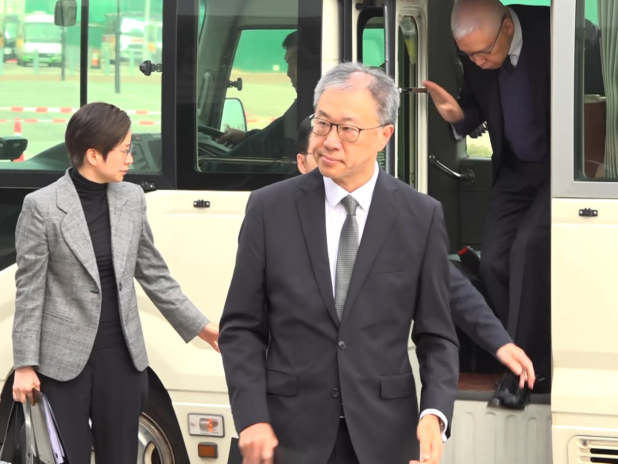 委員會主席陸啟康表示，計劃在下月19日舉行首場公開聽證會。