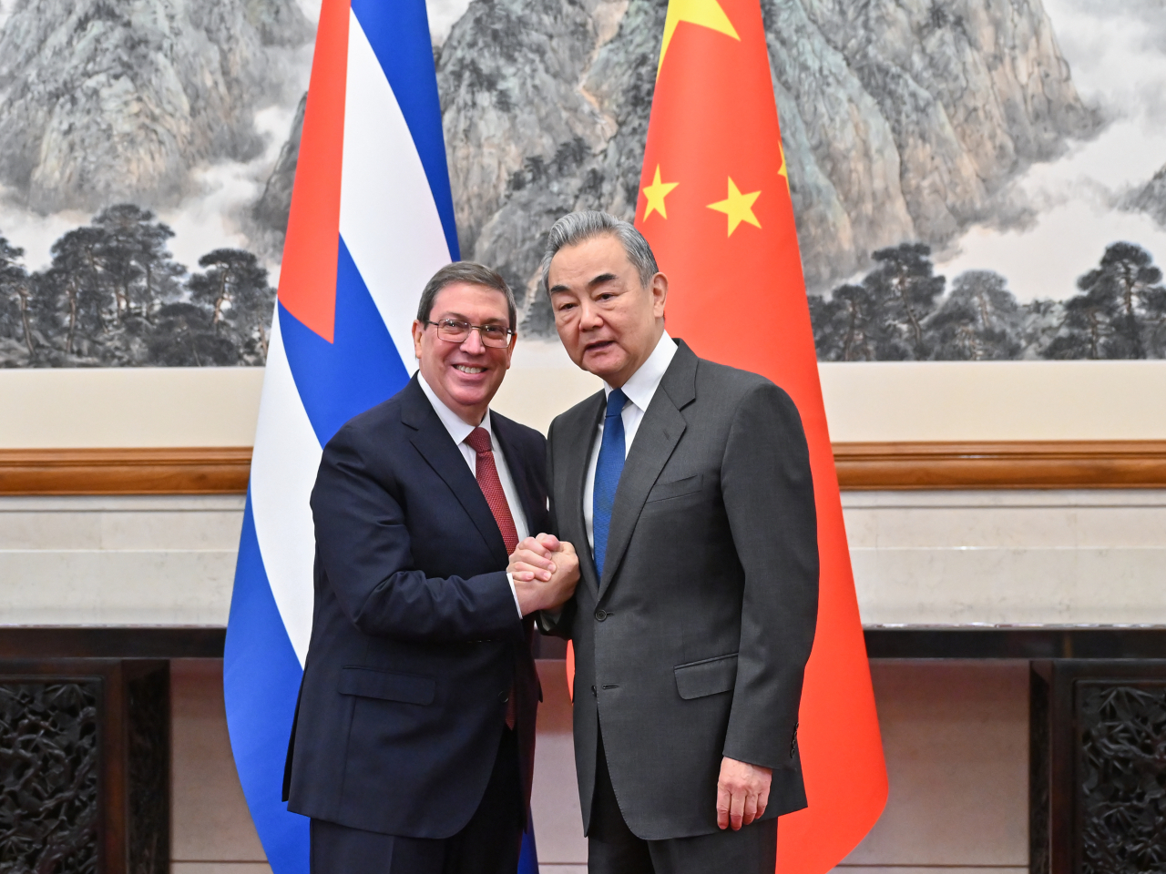 王毅與古巴外長羅德里格斯會談，表示中方堅定支持古巴維護國家主權安全，反對外部勢力無理干涉。（新華社）