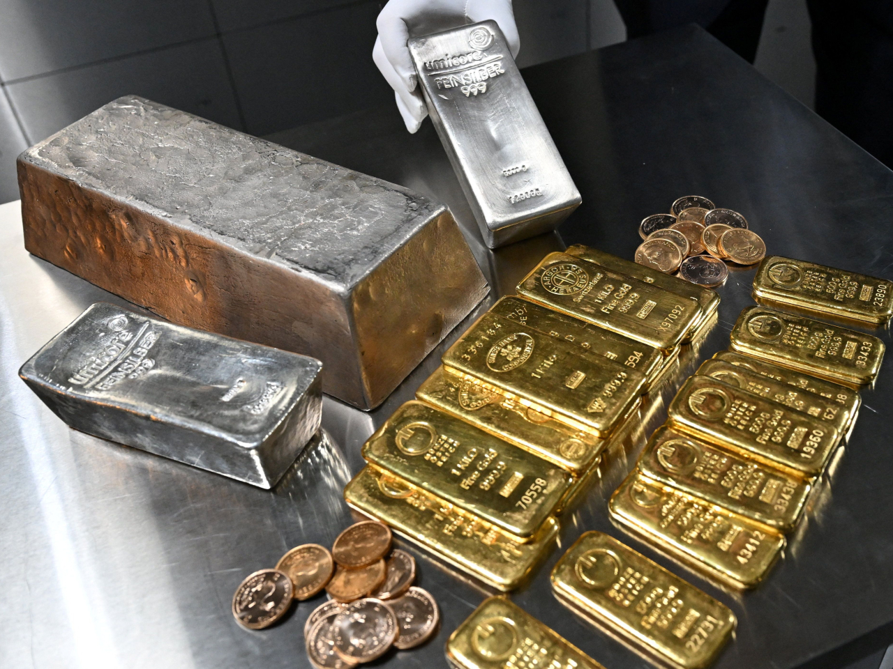 黃金及白銀捱沽，現貨白銀急挫近兩成，摩根大通警告，白銀估值過高，或引發更大幅度回調。（路透社資料圖片）