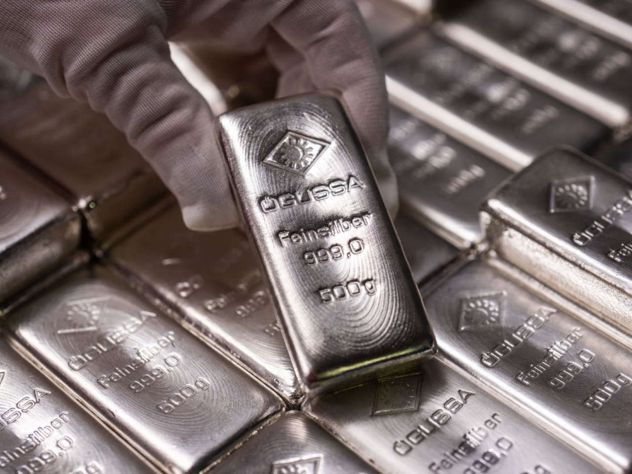 現貨白銀低見每盎司63.99美元，跌逾10%，創近兩個月新低。（法新社資料圖片）