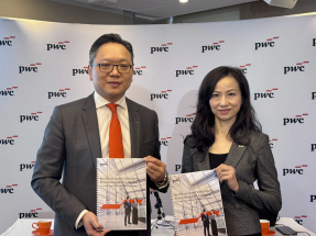 方蘊萓（右）解釋內地企業加強對越南、阿聯酋等地直接投資，對香港比重相對降低。（趙嘉駿攝）