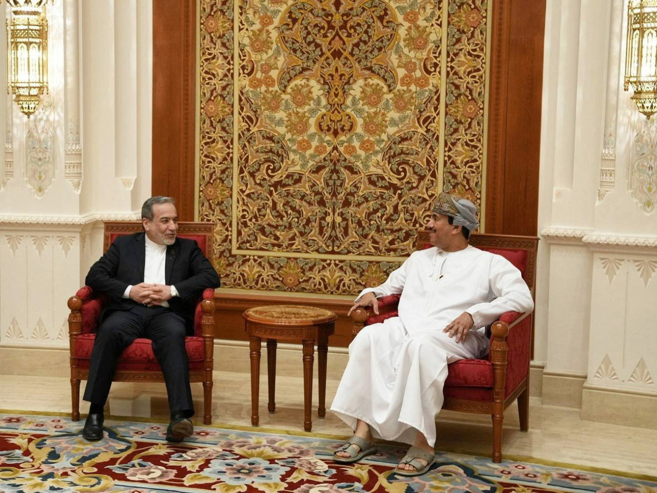 伊朗外長阿拉格齊已經率團抵達阿曼，並與阿曼官員會面。（路透社）