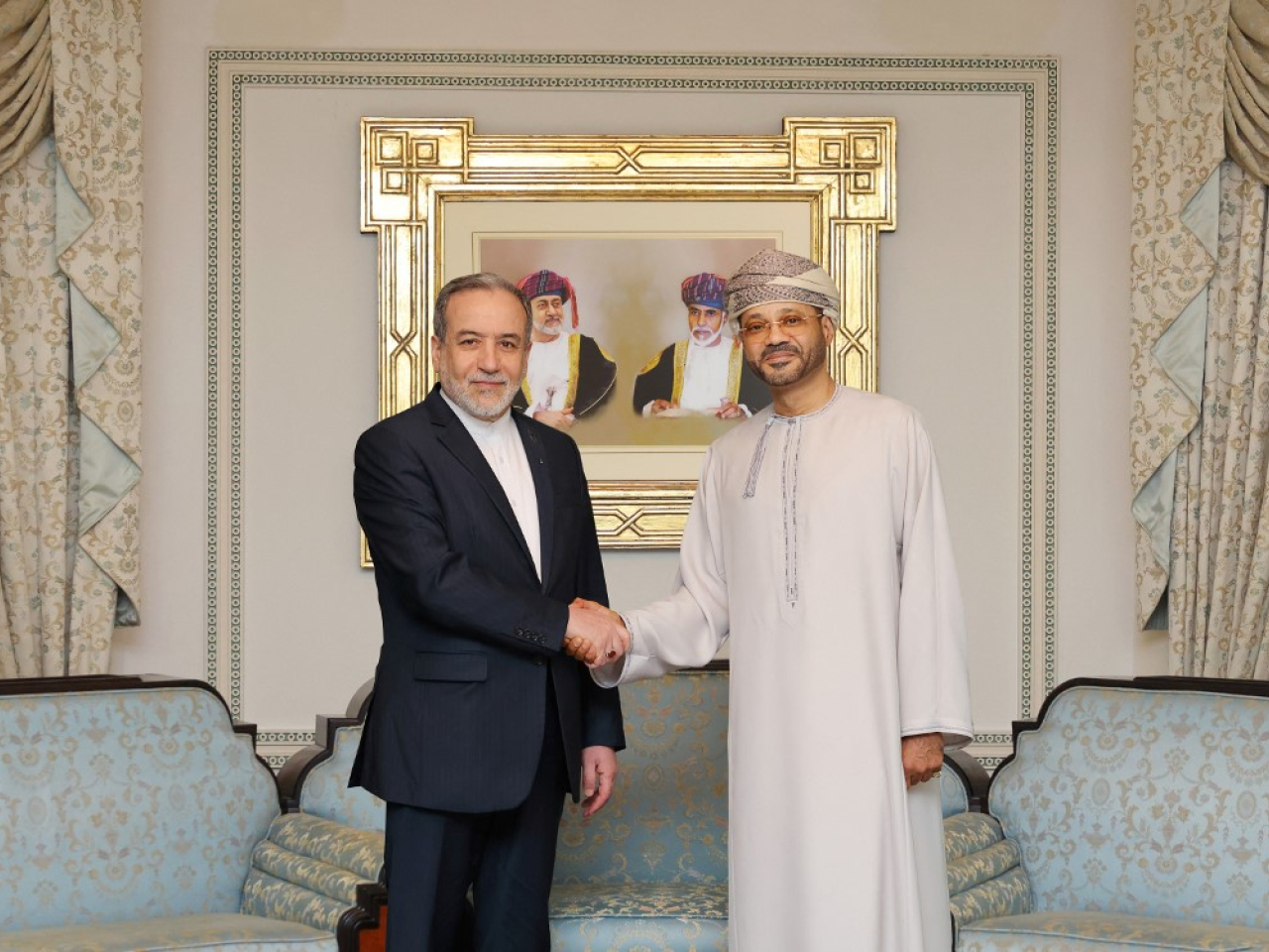 阿拉格齊（左）與美國舉行談判之前，與阿曼外交大臣巴德爾（右）會面。（法新社）