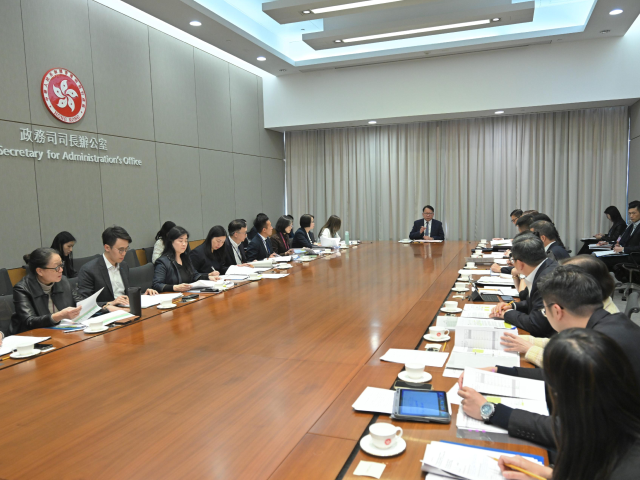 政務司司長陳國基主持節慶安排跨部門工作小組會議，統籌及督導各政府部門就內地春節黃金周期間接待訪港旅客的工作。(政府新聞處)