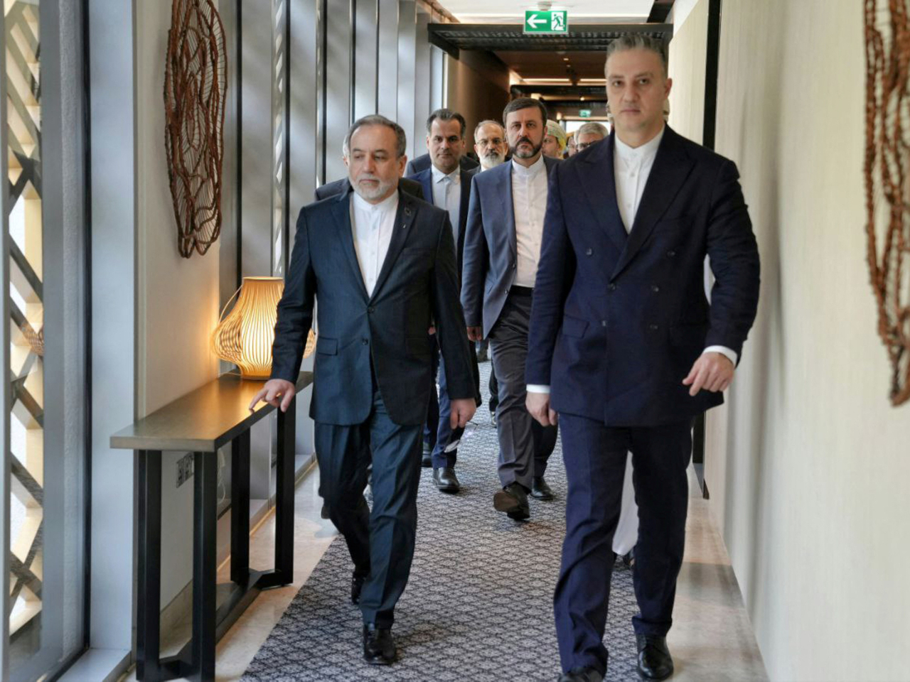 阿拉格齊（左）說談判開局良好，氣氛積極，雙方已就繼續談判達成共識。（路透社）