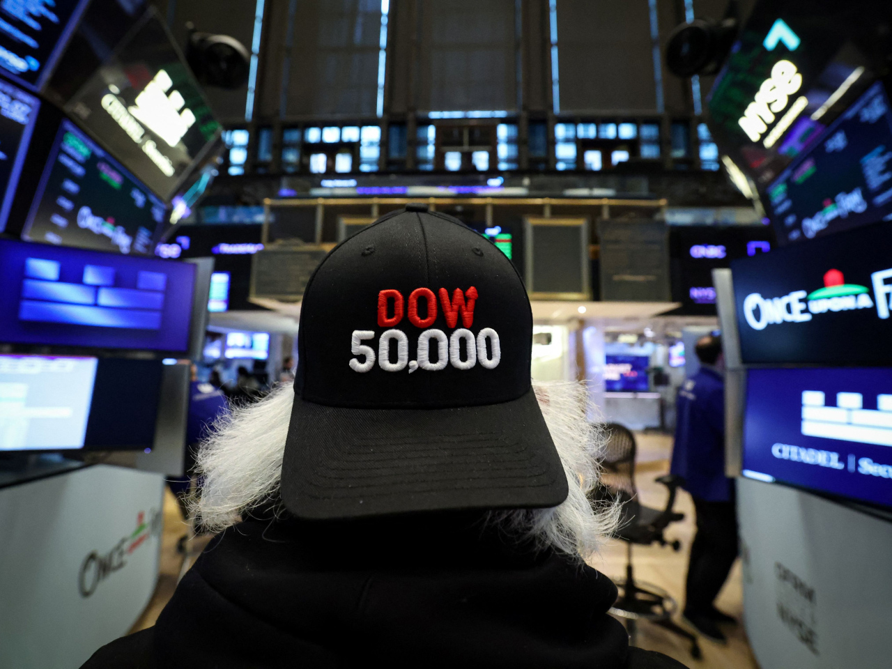 美股顯著反彈，道瓊斯指數創新高，首次突破5萬點，收報50115點，升1206點，升幅2.47%。（路透社）