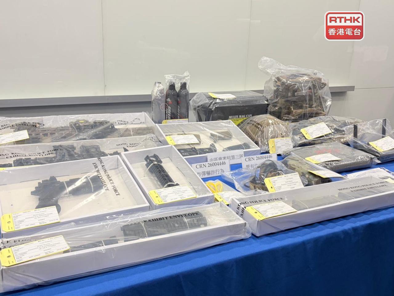 警方在被捕男子家中，檢獲3支仿製槍械，他涉嫌「炸彈嚇詐」及「管有仿製槍械」，目前正被扣查。（鄧鈞尤攝）