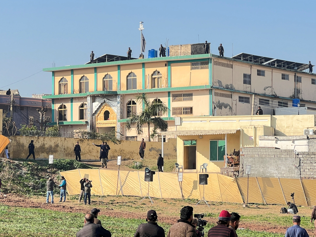 Security forces stand guard at the Shi'ite mosque in Islamabad. Photo: Reuters